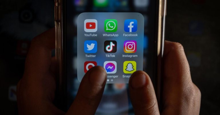 L.A. Unified proposes student cellphone ban amid distracted kids