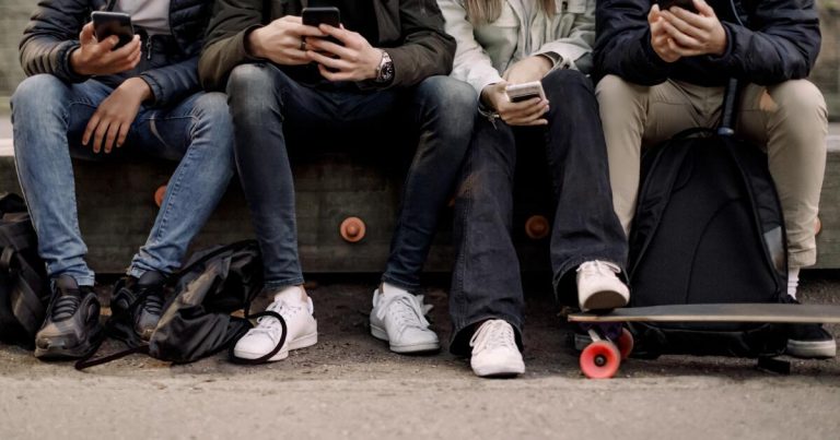 Opinion: Why Los Angeles should ban smartphones in schools