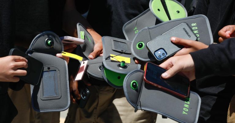 California lawmakers approve school phone restrictions